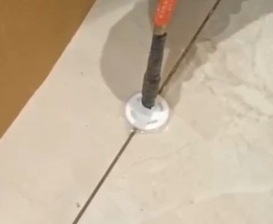 隆尧瓷砖空鼓维修公司专业解答瓷砖在铺贴过程中，如果没有涂抹均匀到位的粘结材料（如水泥砂浆或瓷砖胶），可能会导致以下问题