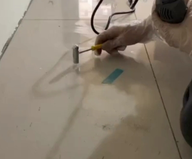 隆尧瓷砖开裂维修公司专业分享瓷砖在铺贴前如果没有沥干水分，将会导致以下问题